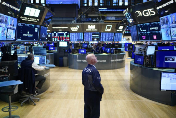Παίρνει τα «πάνω» της η Wall Street-Υποχωρούν οι επενδυτικές ανησυχίες