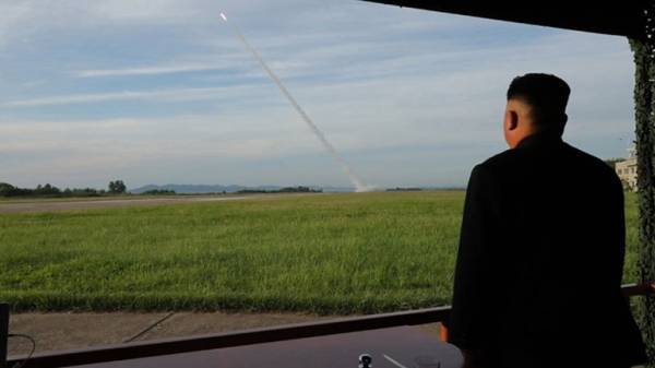 Εκτοξευτήρα πολλαπλών πυραύλων επιθεώρησε ο Κιμ Γιονγκ Ουν
