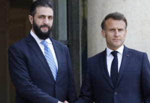 Μακρόν: ΗΠΑ-ΕΕ πρέπει να επανεξετάσουν τις κυρώσεις στη Συρία