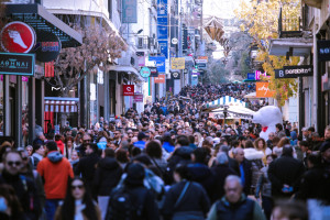 Πασχαλινός «πυρετός» σε αγορά και δρόμους: Διευρυμένο ωράριο και αυξημένα μέτρα της Τροχαίας