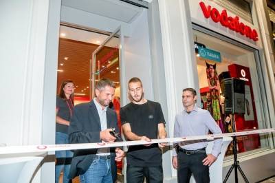 Η Vodafone εγκαινιάζει δυο νέα καταστήματα σε Αθήνα και Θεσσαλονίκη