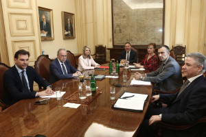 Συνάντηση Αποστολάκη - Στουρνάρα: Αιτήματα για διαφάνεια, προστασία δανειοληπτών και εποπτική παρέμβαση