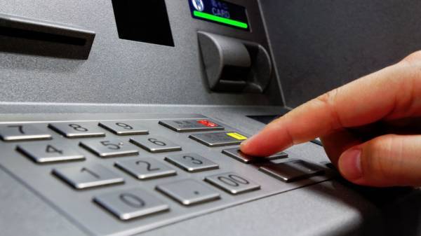 Παράταση στην ολική κατάργηση των capital controls στη συνάντηση ΤτΕ-Τραπεζιτών