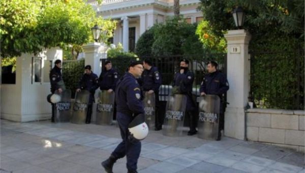 Αστυνομικοί έξω από Μαξίμου: Αλέξη, γιατί σκοτώνεις το λαό σου;