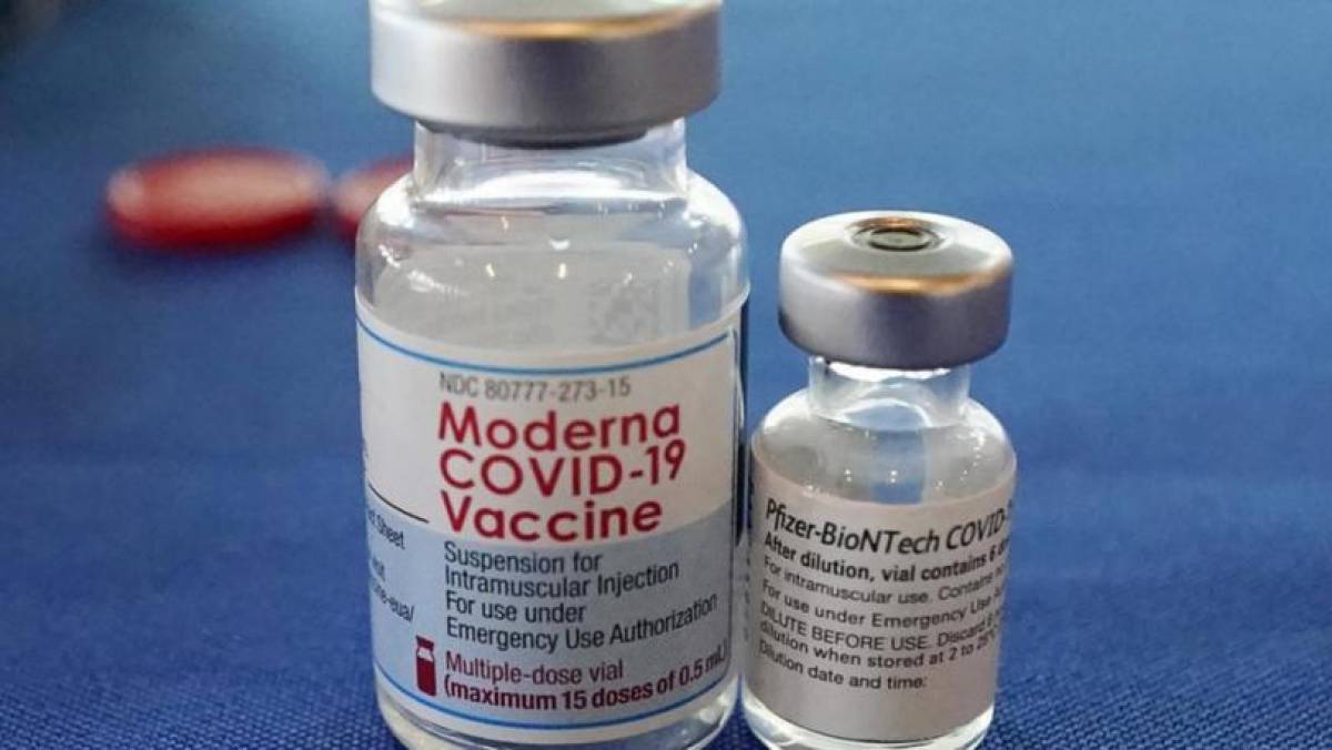 Η FDA προτείνει αναμνηστικό εμβολιασμό με τη μισή δόση mRNA