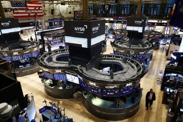 «Βουτιά» στη Wall Street ελέω ανθεκτικότητας της αμερικανικής οικονομίας