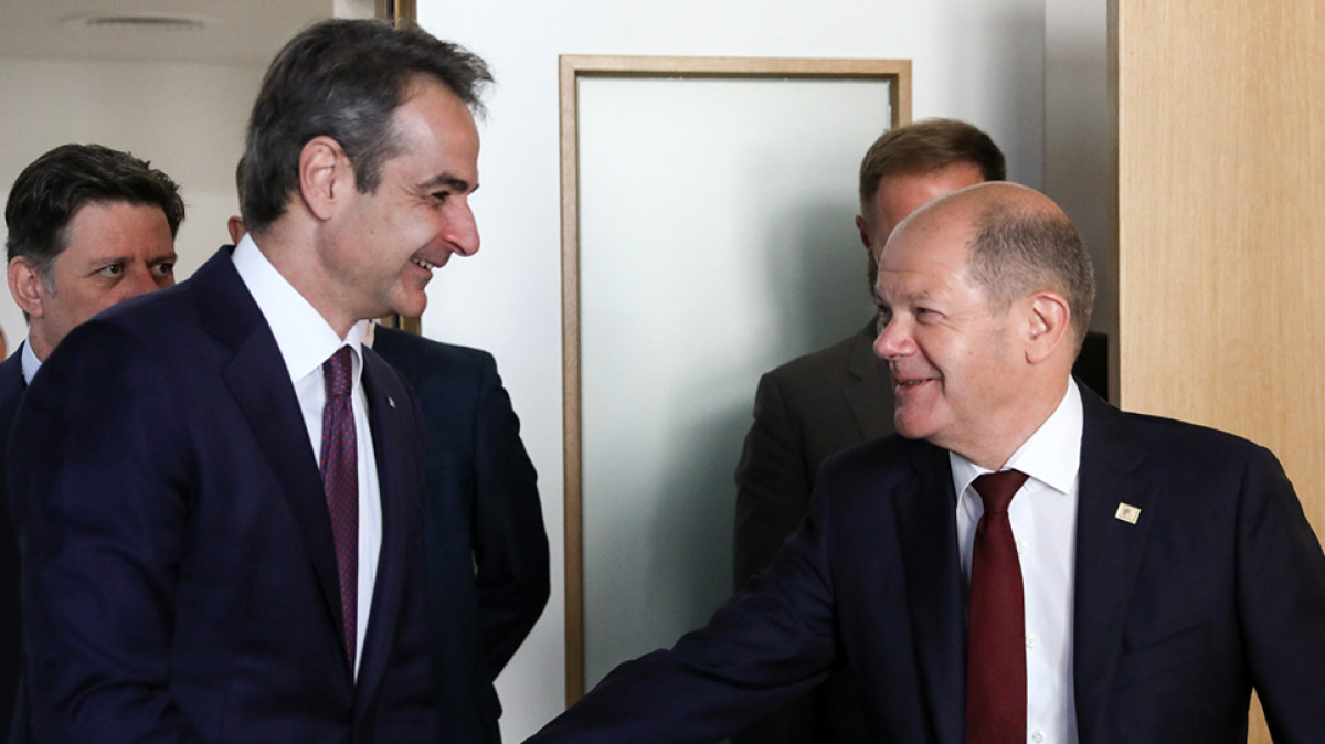 Ο Μητσοτάκης υποδέχεται Σολτς και Μισέλ- Στο φόντο ο Ερντογάν