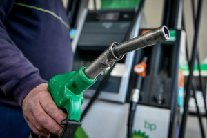Σταθερά κάτω από 2 ευρώ η βενζίνη μέχρι τις γιορτές