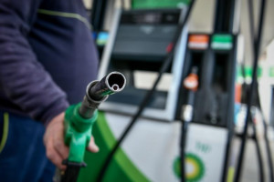 Μικρή ανάσα στους οδηγούς από τις τιμές καυσίμων ενόψει Δεκαπενταύγουστου