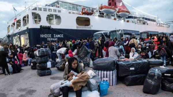 Εκατοντάδες μετανάστες - πρόσφυγες μεταφέρονται σε δομές της ενδοχώρας