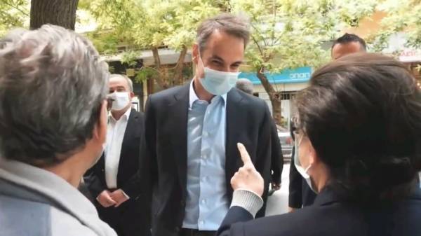 Βόλτα Μητσοτάκη στο Παγκράτι- Συνομίλησε με επιχειρηματίες (video)