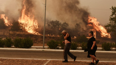 Μαίνονται οι πυρκαγιές: Δύσκολη νύχτα σε Φυλή, Αλεξανδρούπολη, Ροδόπη, Ασπρόπυργο