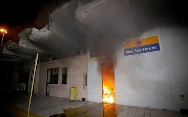Απεργία ΠΝΟ: «Πόλεμος» στο Ηράκλειο- Τραυματίστηκε ο λιμενάρχης