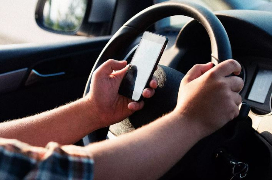 Το 84% των Ελλήνων οδηγών χρησιμοποιεί smartphone ενώ οδηγεί