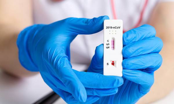 ΗΠΑ: Λιγότερο ευαίσθητα στην Όμικρον τα rapid test