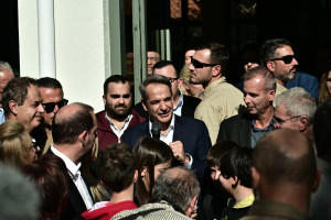 Μητσοτάκης στην Ελευσίνα: Προτεραιότητά μας «να σκύψουμε» πάνω από την ακρίβεια