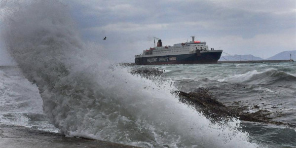 Πειραιάς: Ακύρωση τριών δρομολογίων λόγω δυσμενών καιρικών συνθηκών