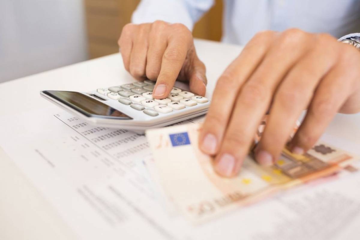 Πώς διαμορφώνονται οι νέες εισφορές για ελεύθερους επαγγελματίες και μισθωτούς