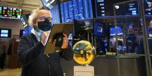 Σε τροχιά απωλειών για τρίτη συνεχή μέρα η Wall Street