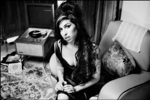 Amy Winehouse: Τι αποκάλυψε ο καλύτερός της φίλος για τον τραγικό θάνατό της