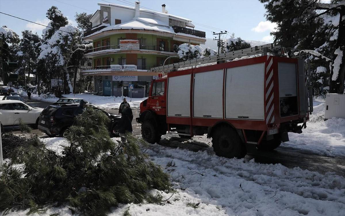 Πυροσβεστική: Περισσότερες από 960 κλήσεις στην Αττική- 725 απεγκλωβισμοί