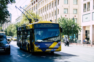 Ξεκινά από την Κυριακή το ξήλωμα των καλωδίων των τρόλεϊ - Θα αντικατασταθούν από ηλεκτρικά λεωφορεία