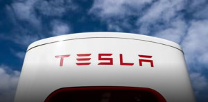 Tesla: Κάτω από $1 τρισ. η κεφαλαιοποίηση–Βουτιά πωλήσεων και μετοχών