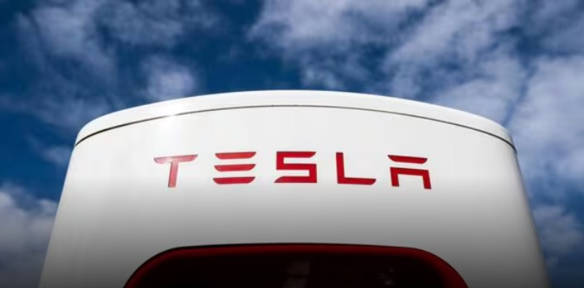Tesla: Κάτω από $1 τρισ. η κεφαλαιοποίηση–Βουτιά πωλήσεων και μετοχών
