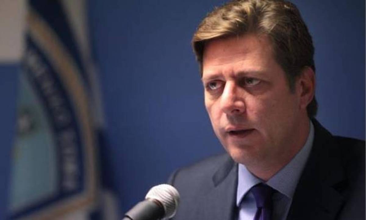 Εισβολή κουκουλοφόρων στο γραφείο Βαρβιτσιώτη