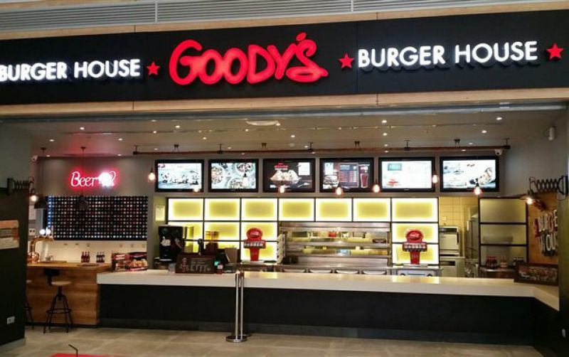 Goodys: Κατάστημα «στολίδι» Σύνταγμα, βλέμμα σε τουρίστες και Κινέζους κι ανησυχία για το ΦΠΑ