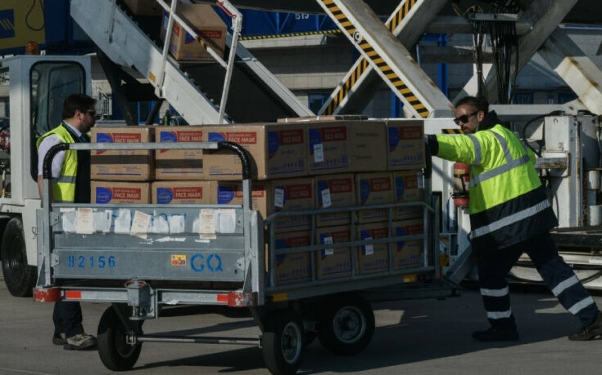 Δωρεές 1,7 εκατ. μασκών από Κίνα έφτασαν στο «Ελ. Βενιζέλος»