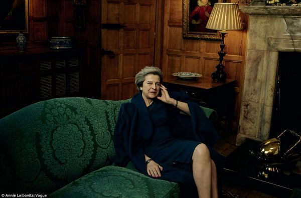 Η Τερέζα Μέι ποζάρει στη Vogue και φοράει παντελόνια...