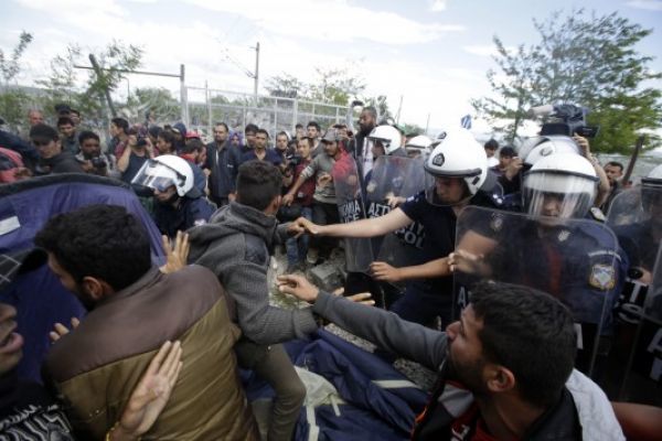 Ειδομένη: Νέα επεισόδια–Πετροπόλεμος και χημικά εξαιτίας ενός καυγά
