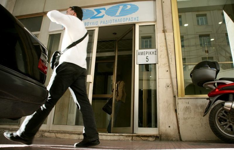Συνταγματολόγοι: Αντισυνταγματικές και οι προσωρινές άδειες στα κανάλια!