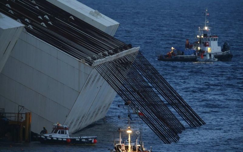 Σήκωσαν το Costa Concordia