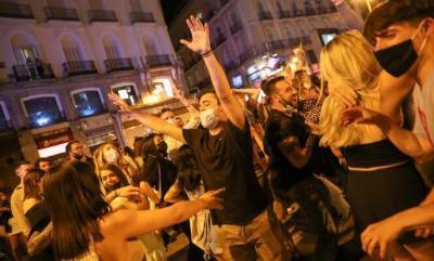 Οι Ισπανοί «ξεφάντωσαν» στη λήξη του μέτρου της απαγόρευσης κυκλοφορίας