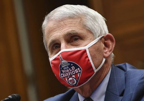 Ο Φάουτσι... πιστεύει και στο εμβόλιο της Moderna
