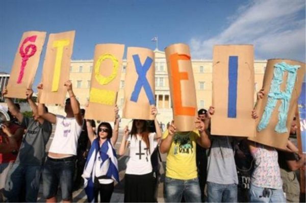 Υπό τη δαμόκλειο σπάθη της φτώχειας ένα στα τέσσερα νοικοκυριά!
