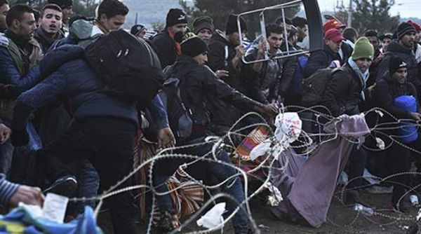 Κολλημένοι στη λάσπη της Ειδομένης 13.000 άνθρωποι