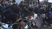 Κολλημένοι στη λάσπη της Ειδομένης 13.000 άνθρωποι