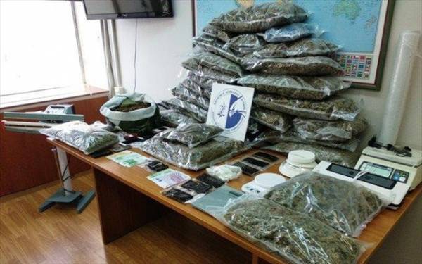 Πέντε συλλήψεις για διακίνηση ναρκωτικών με ταχύπλοο