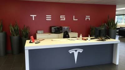 Tesla: Πτώση της μετοχής λόγω απόρριψης από τον S&amp;P 500