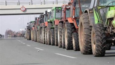 Ζεσταίνουν τα τρακτέρ οι αγρότες κι ετοιμάζονται για μπλόκα