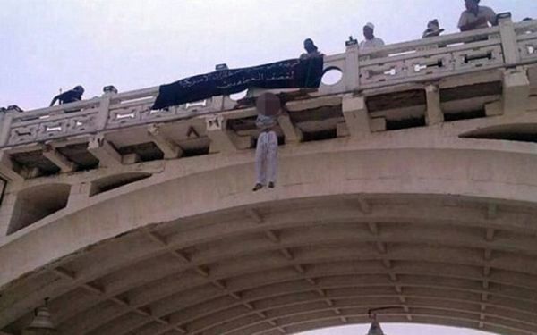 Νέα φρικαλεότητα: Κρέμασαν δύο άνδρες από τη γέφυρα