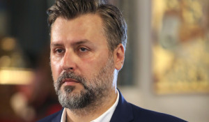 Κυβερνητική στήριξη σε Καλλιάνο, αλλά και γιατρούς- Διατάχθηκε ΕΔΕ