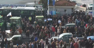 «Απόβαση» με τρακτέρ στο λιμάνι του Βόλου - «Μπλόκα» στη θάλασσα και από τους ψαράδες