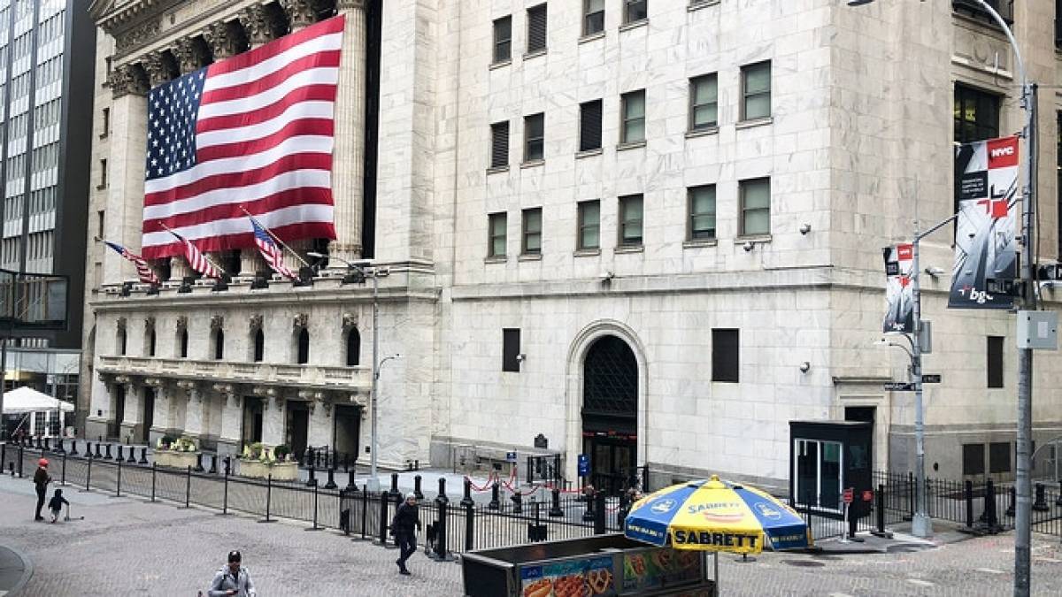 Εκτίναξη της Wall Street στις 22.552 μονάδες