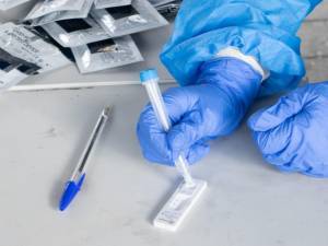 Αυξήθηκαν σε 325 τα σταθερά σημεία για δωρεάν rapid test