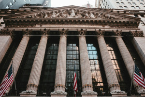 Wall Street: Άνοδος για S&P 500 και Nasdaq μετά τα στοιχεία για τον πληθωρισμό – Ράλι για τις μετοχές ΤΝ