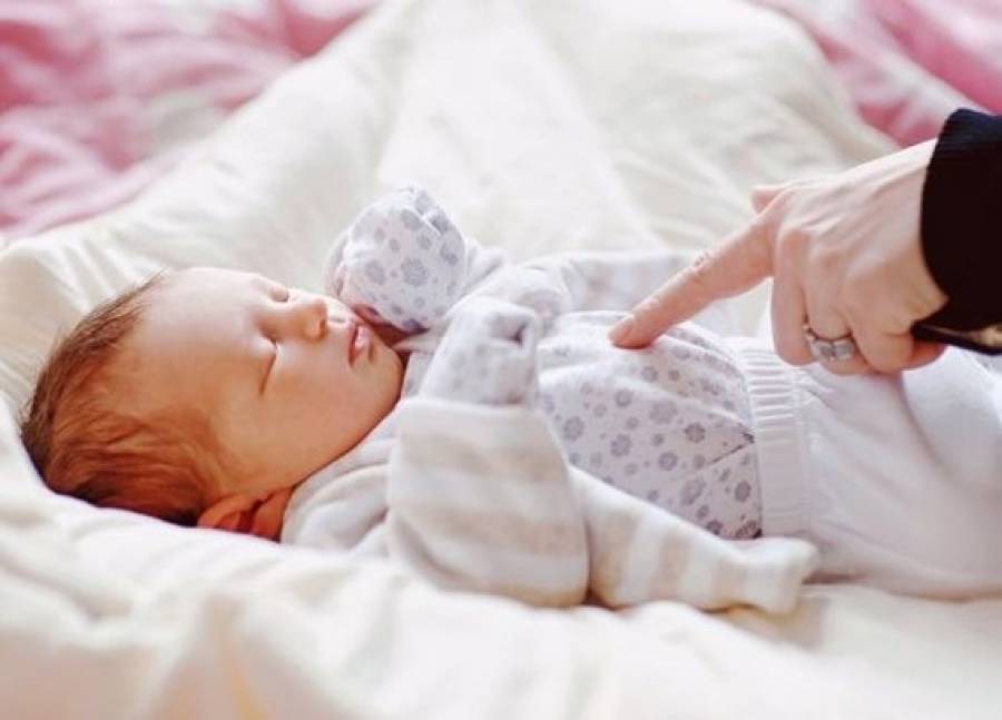 Ταμπέλες «μην αγγίζετε»-Νέος trend για να μην αρρωστήσουν τα μωρά